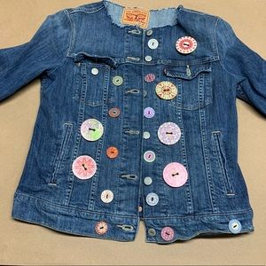 We have here a Levi’s Jean Jacket that UrbanGuerrilla63 went twisted crazy on.